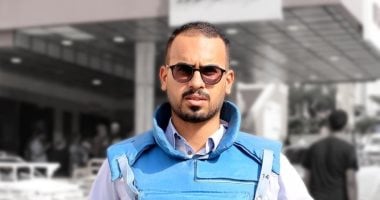 استشهاد الصحفى الفلسطينى أحمد أبو عزيز جراء قصف إسرائيلى لمجمع ناصر