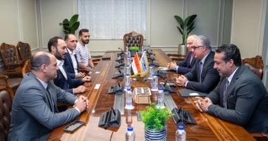 “اقتصادية قناة السويس” توقع عقد مصنع “نيل أورميه” للمنسوجات والملابس