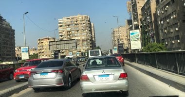 النشرة المرورية: كثافات مرتفعة للسيارات بمحاور القاهرة والجيزة