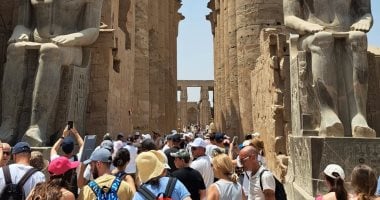 سياح العالم يتحدون حرارة الأقصر ويكتشفون سحر الحضارة الفرعونية