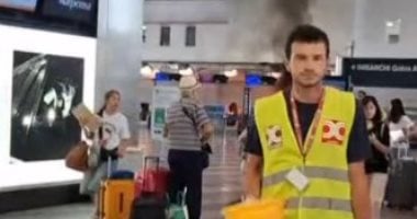 لحظات رعب بمطار إيطالى.. رجل يضرم النار بمكتب تسجيل أمام المسافرين