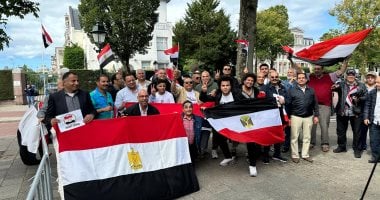 مرددين “تحيا مصر”.. وقفة لأبناء الجالية فى هولندا دعمًا لمصر