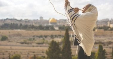 مستوطن ينفخ بـ”بوق الشوفار” في المسجد الأقصى المبارك