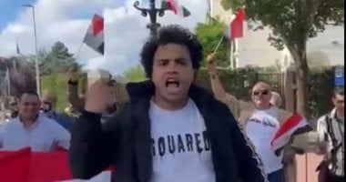 مصريون بهولندا يتصدون لعناصر الإرهابية أمام سفارتنا في لاهاي
