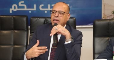وزير العمل يتواصل مع عامل مزلقان بني سويف ويصرف له مكافأة مالية