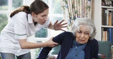 الإهمال في رعاية المسن يعرضك للعقوبة القانونية