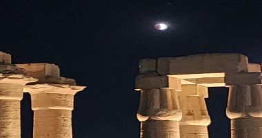 شاهد خسوف القمر من أمام معبد الأقصر