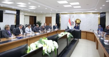 وزير قطاع الأعمال يشكل لجنة لبحث حل مشكلة عمارات أكتوبر لشركة النصر